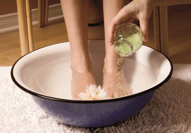 baño para o tratamento de fungos nos dedos dos pés