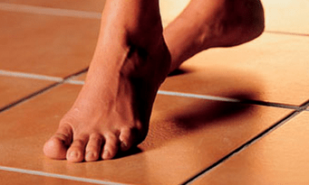 camiñar descalzo como causa da aparición do fungo na pel dos pés